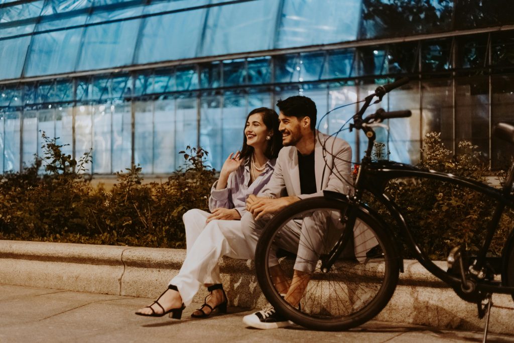 Couple sérieux lors d'un date à Paris