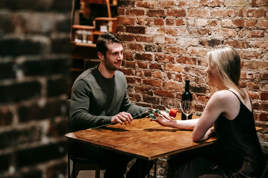 Couple en date qui flirte au restaurant