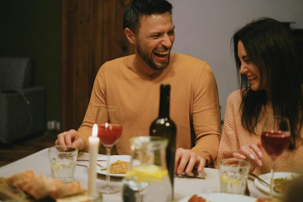 Couple heureux dans une relation sérieuse