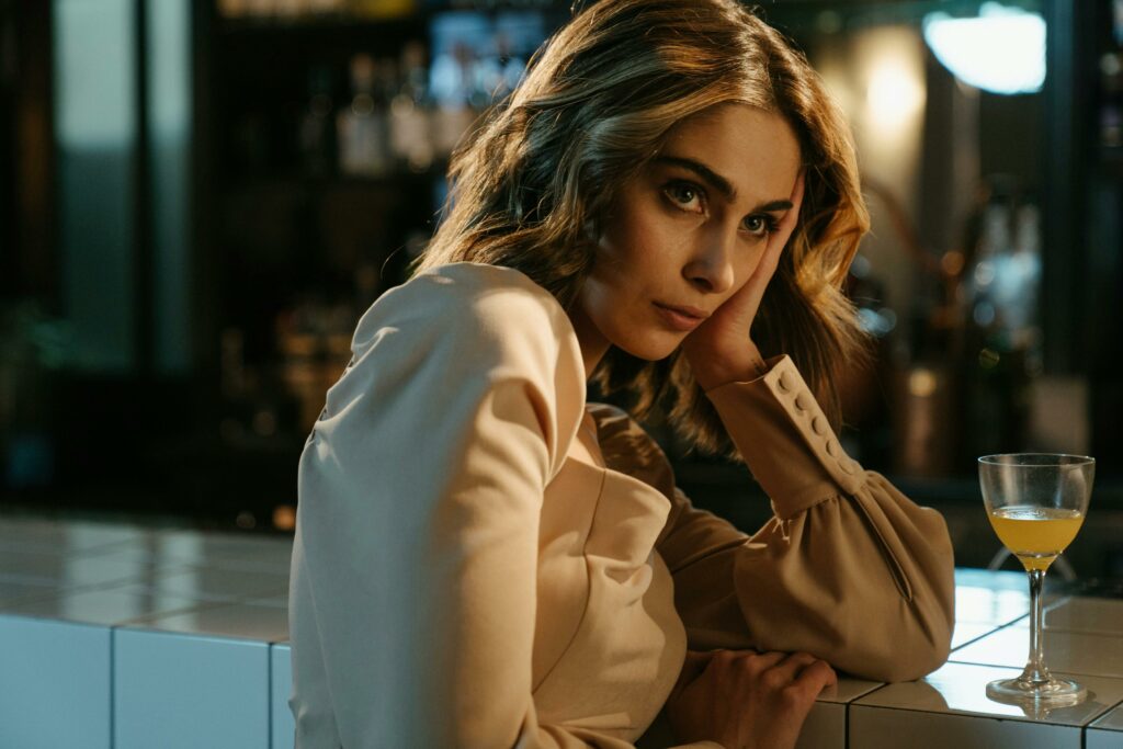 Femme séduisante lors d'un date amoureux