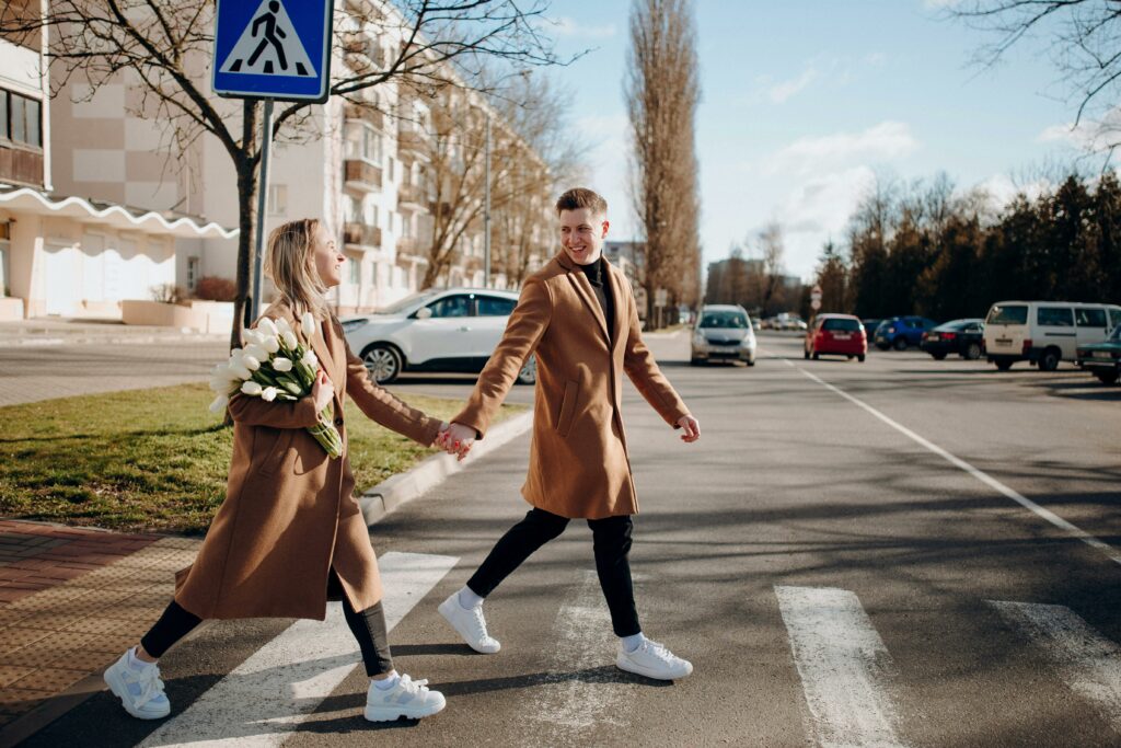 Homme et femme en couple amoureux qui marchent dans la rue en ville