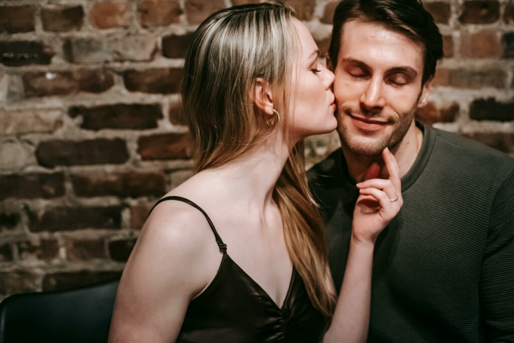 Homme et femme en couple amoureux lors de leur premier rendez-vous dans un restaurant à Paris