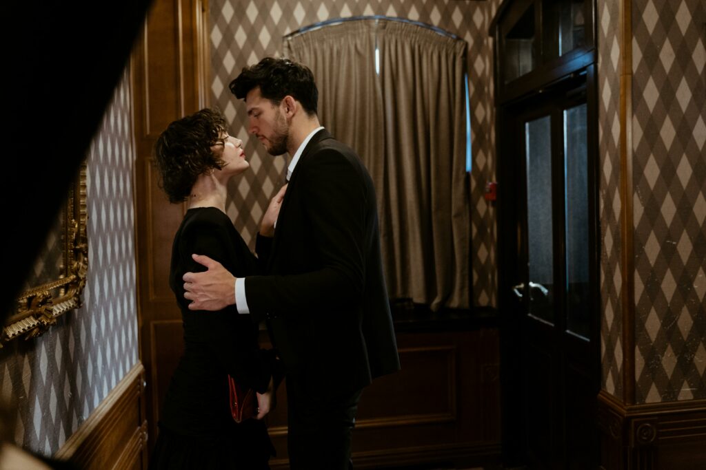 Un homme et une femme en couple lors d'un date qui se plaisent et se regardent amoureusement.