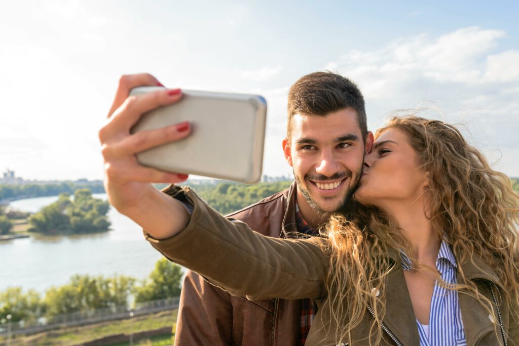Couple amoureux qui se prend en photo selfie avec un téléphone portable