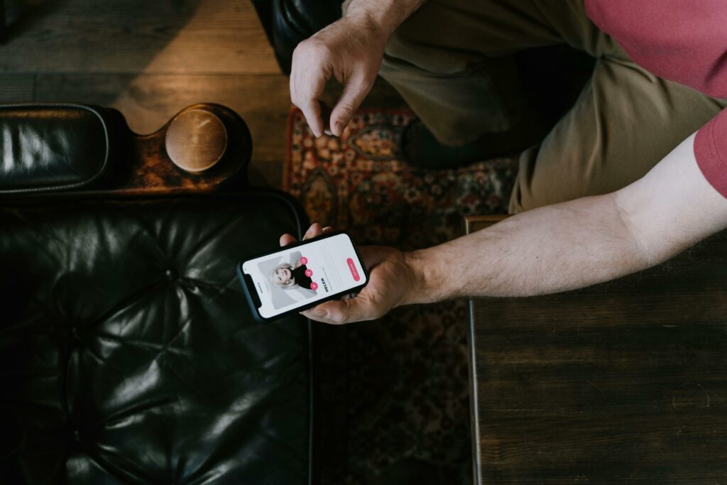Homme qui swipe sur une application de rencontre