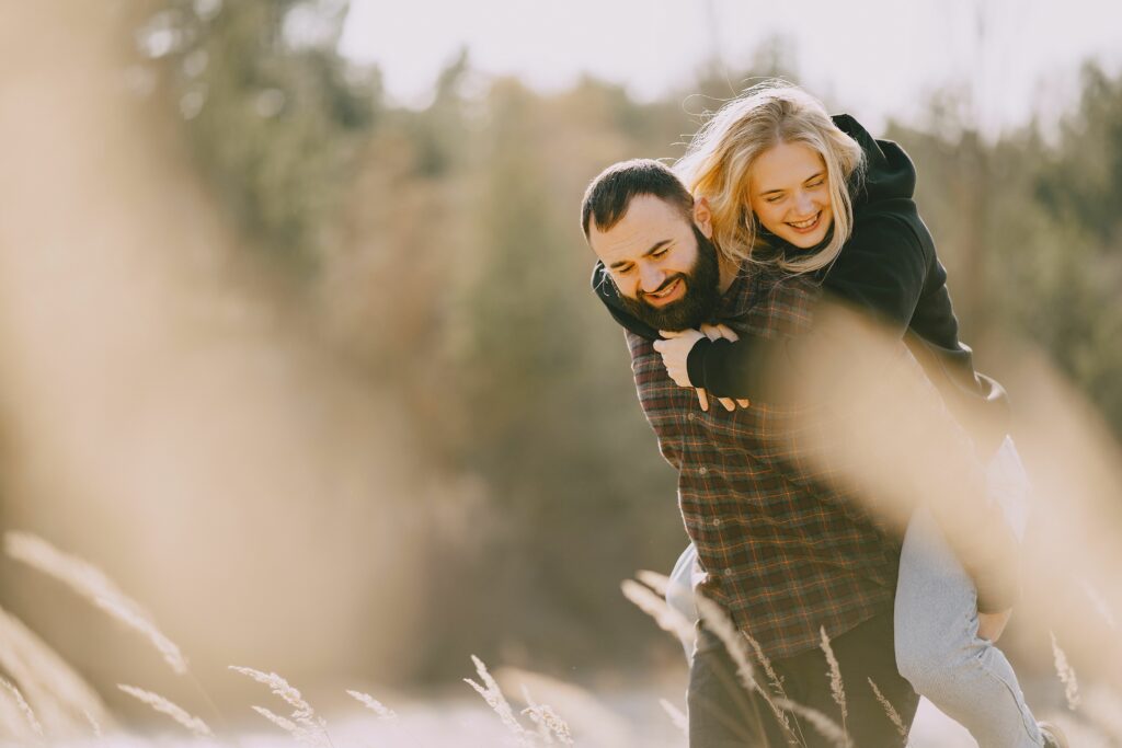 Couple amoureux et heureux qui joue