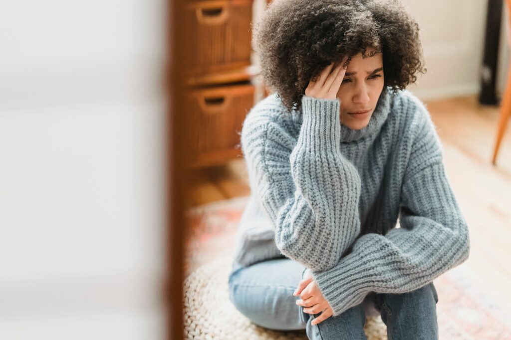 Femme triste après une déception amoureuse