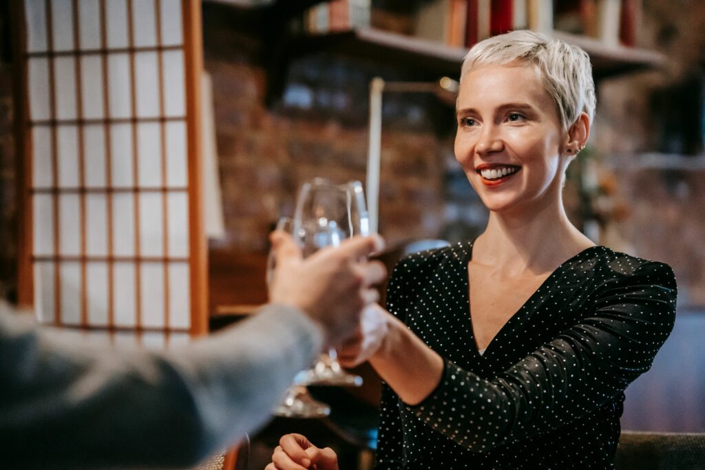 Femme qui fait la fête